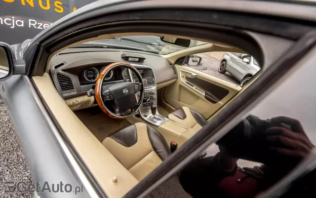 VOLVO XC 60 T6 AWD Momentum