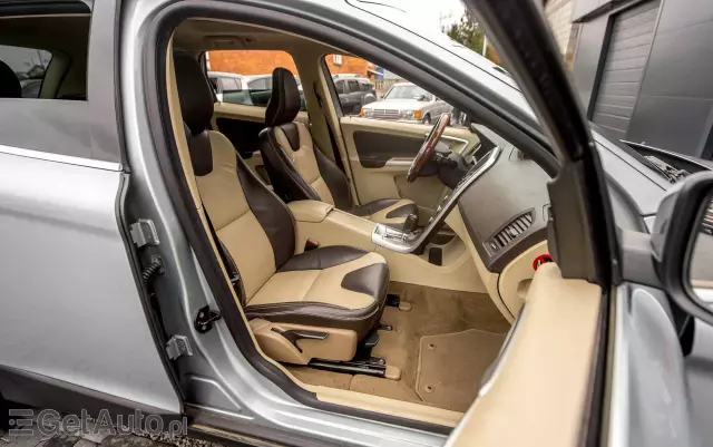 VOLVO XC 60 T6 AWD Momentum