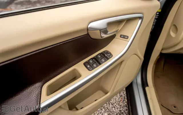 VOLVO XC 60 T6 AWD Momentum