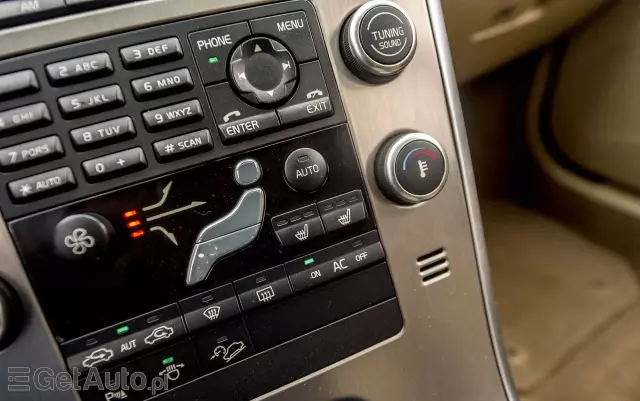 VOLVO XC 60 T6 AWD Momentum