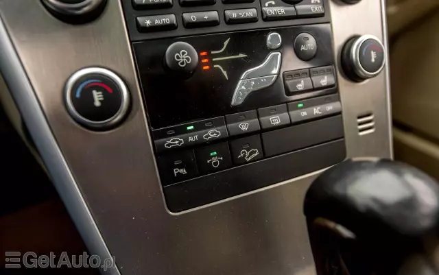 VOLVO XC 60 T6 AWD Momentum