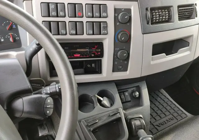 VOLVO FL12.240 E6 Firana Tył Drzwi Dach Zsuwany Bogato Wyposażony !!! 