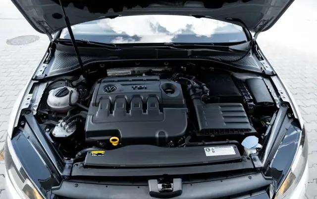 VOLKSWAGEN Golf 2.0 BlueTDI DSG Highline