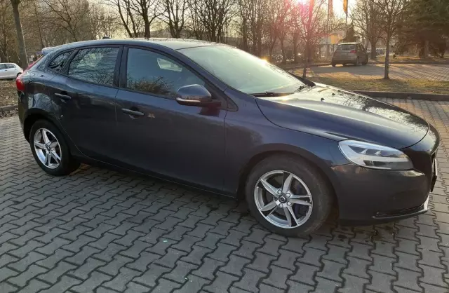 VOLVO V40 