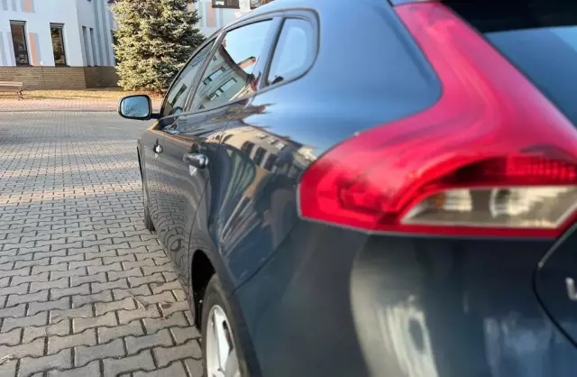 VOLVO V40 