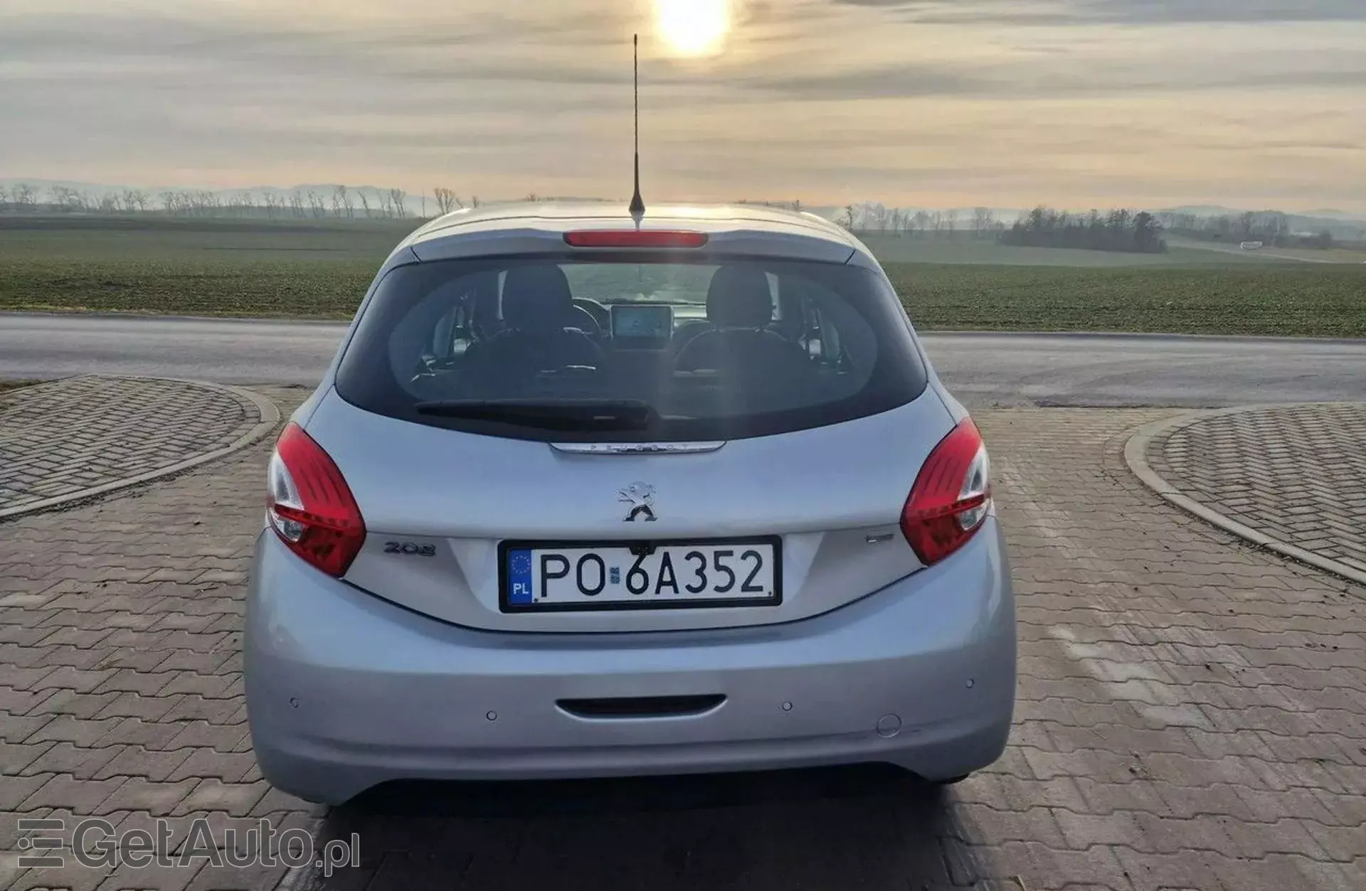 PEUGEOT 208 