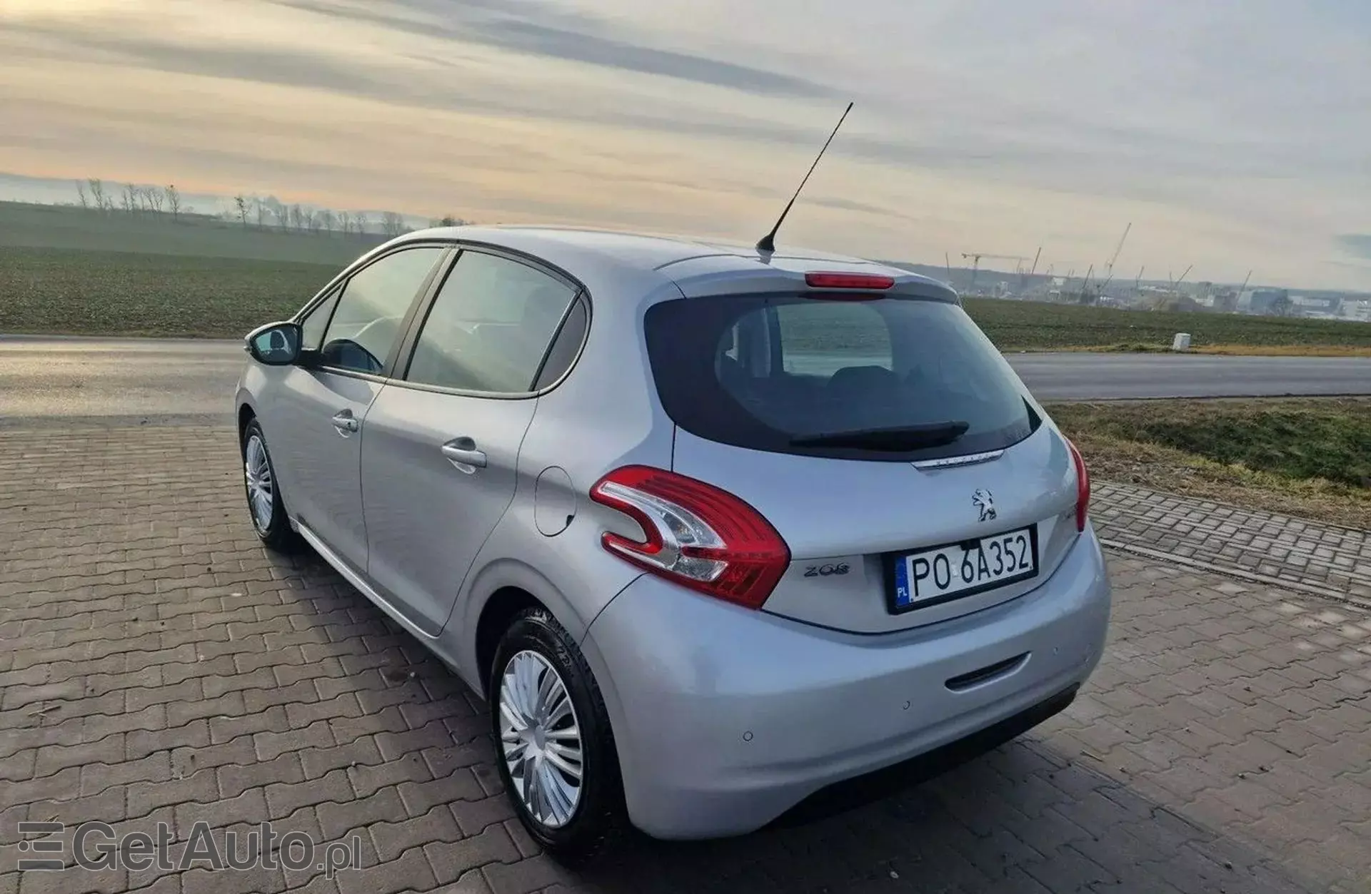 PEUGEOT 208 