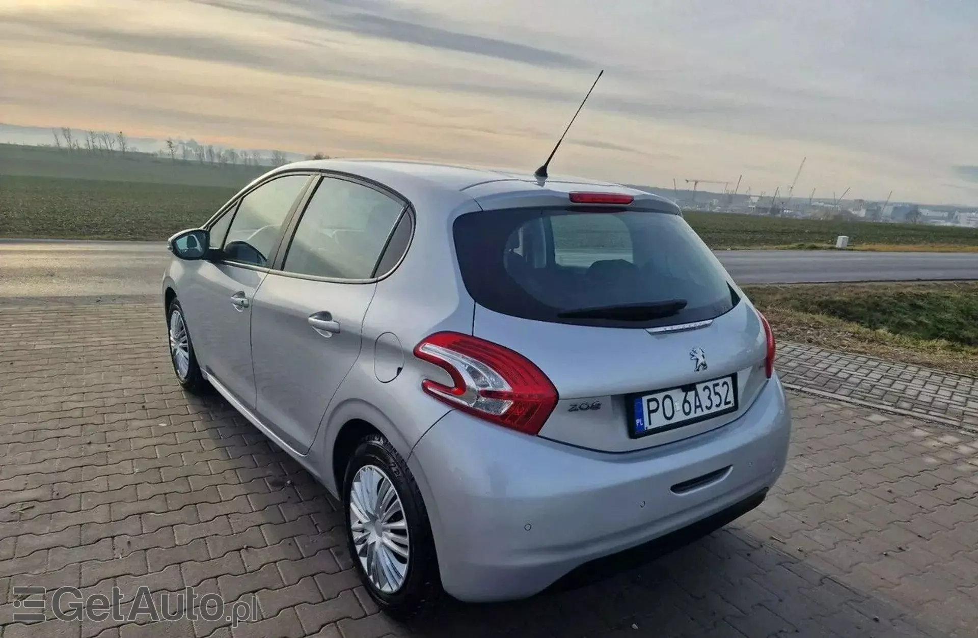 PEUGEOT 208 
