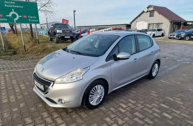 PEUGEOT 208 