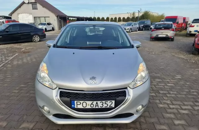 PEUGEOT 208 