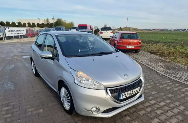 PEUGEOT 208 