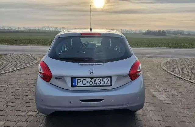 PEUGEOT 208 