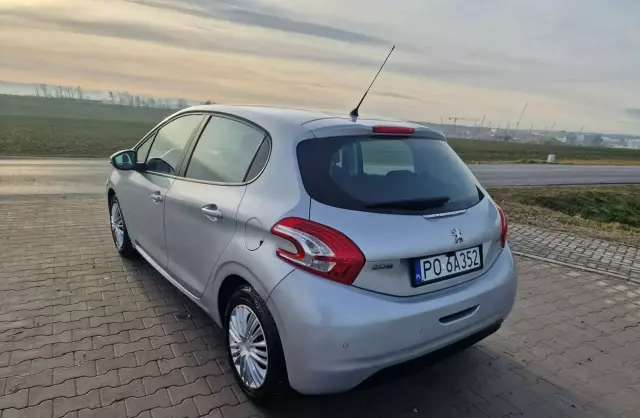 PEUGEOT 208 