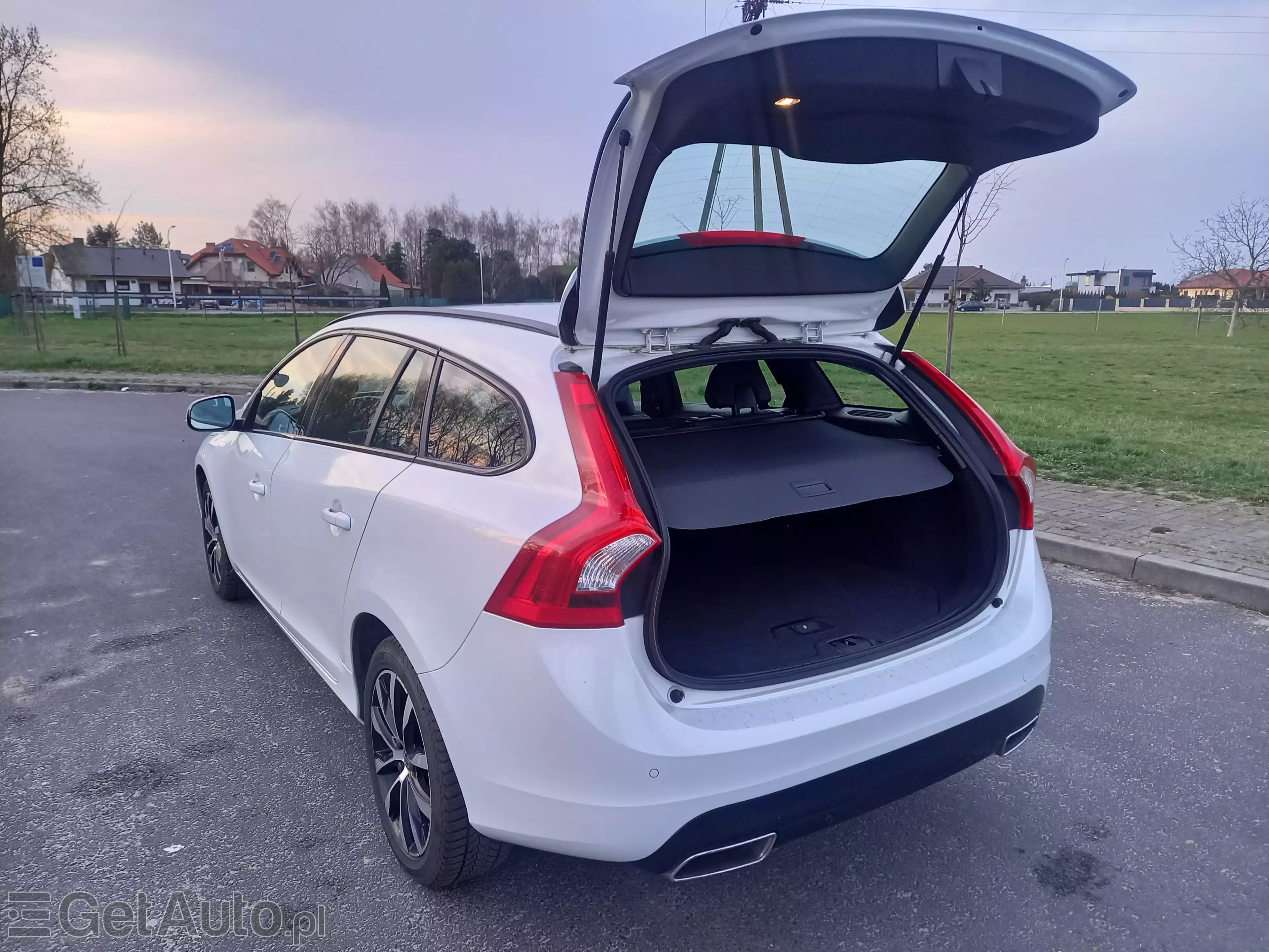 VOLVO V60 