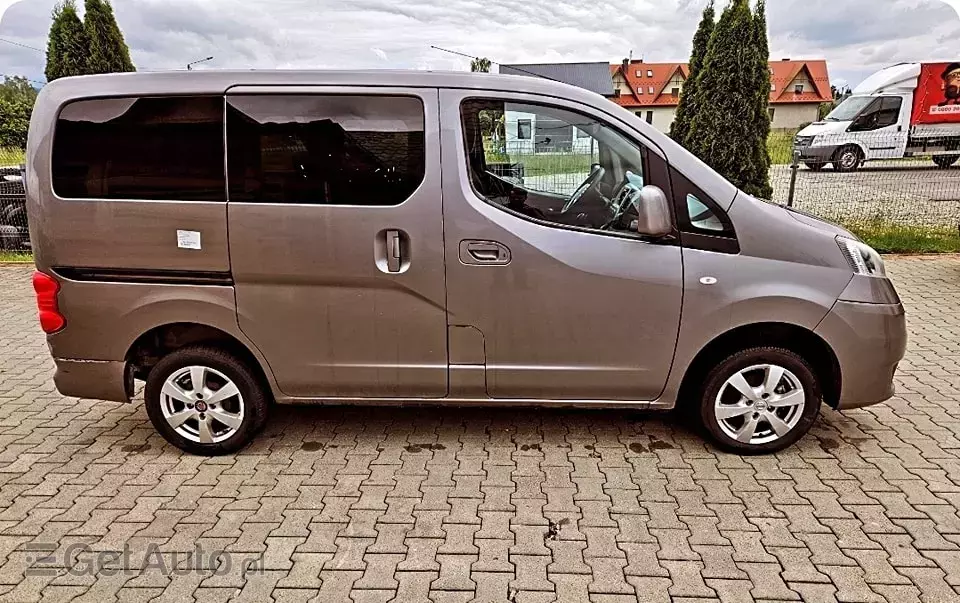 NISSAN NV200 