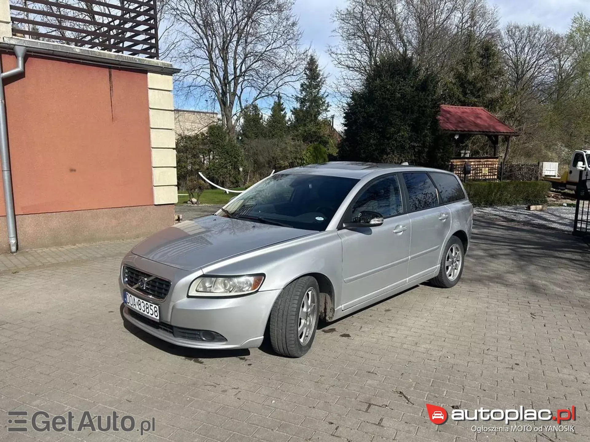 VOLVO V50 