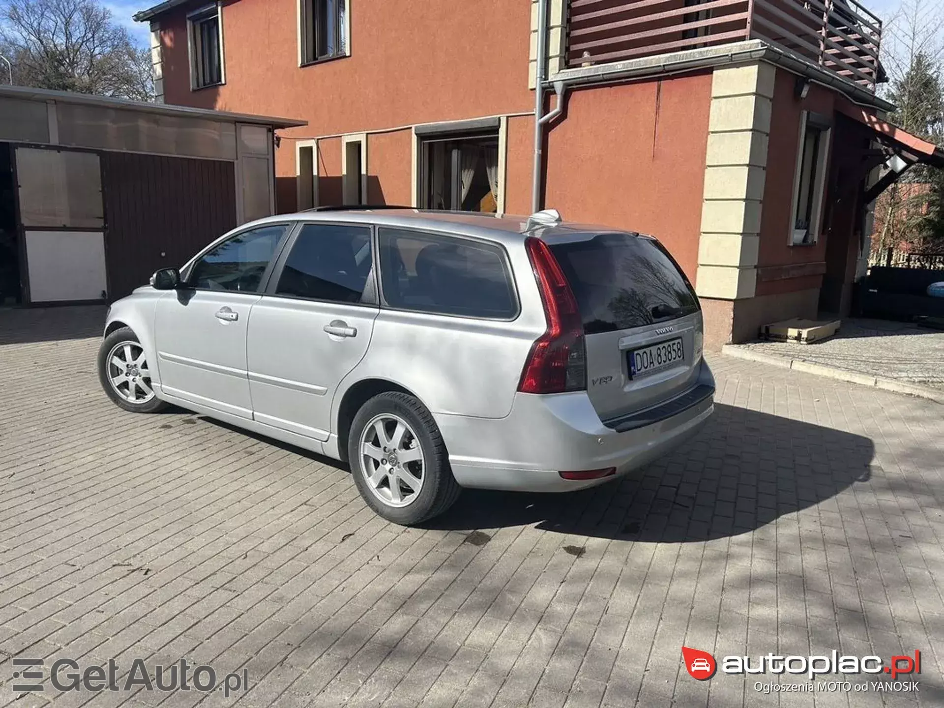 VOLVO V50 