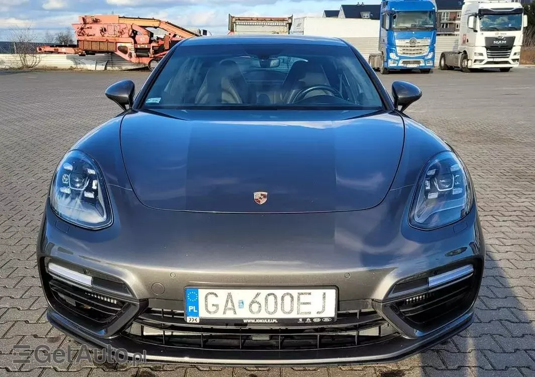 PORSCHE Panamera 