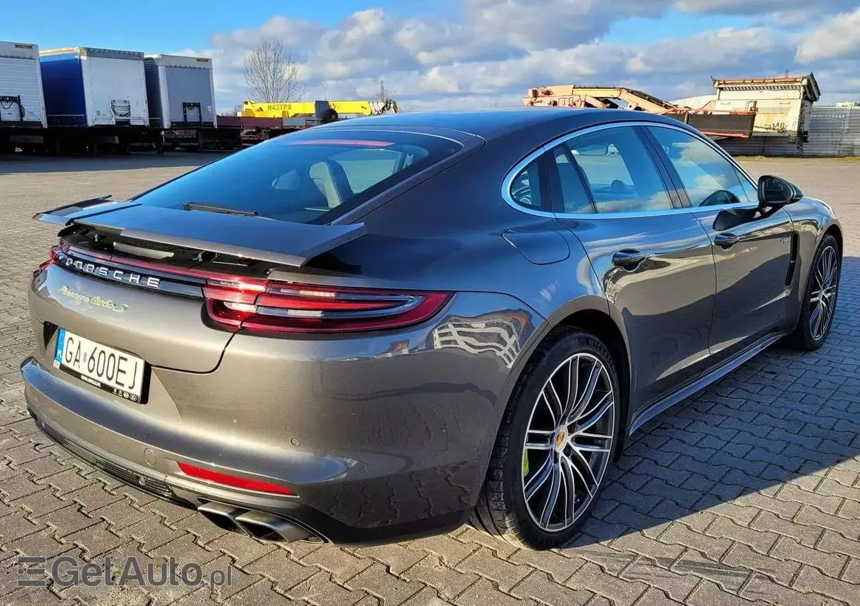 PORSCHE Panamera 