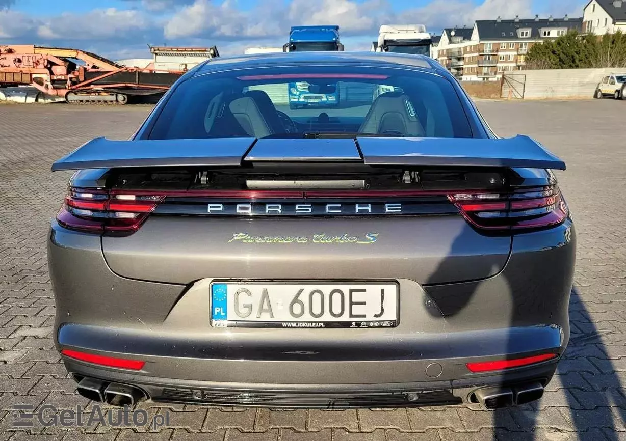 PORSCHE Panamera 