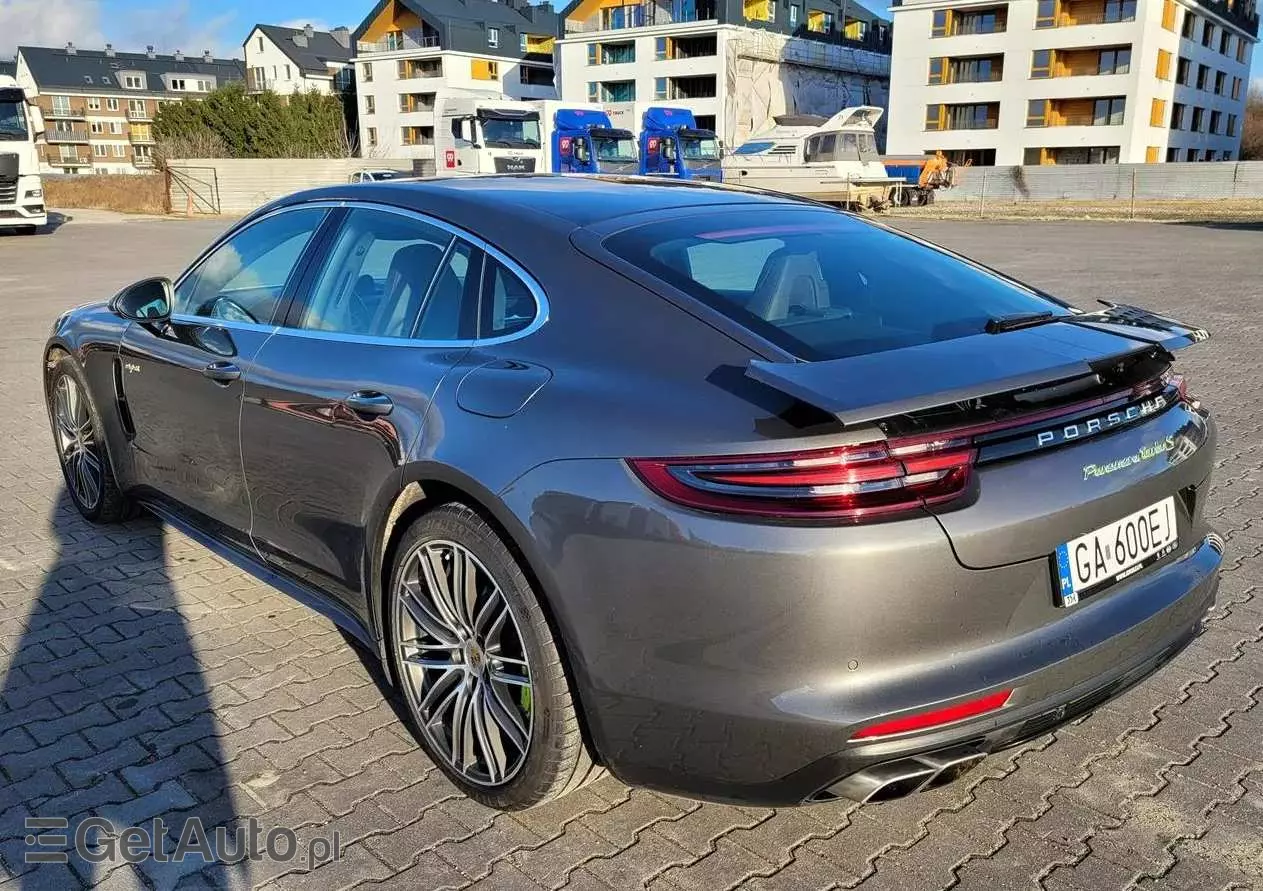 PORSCHE Panamera 