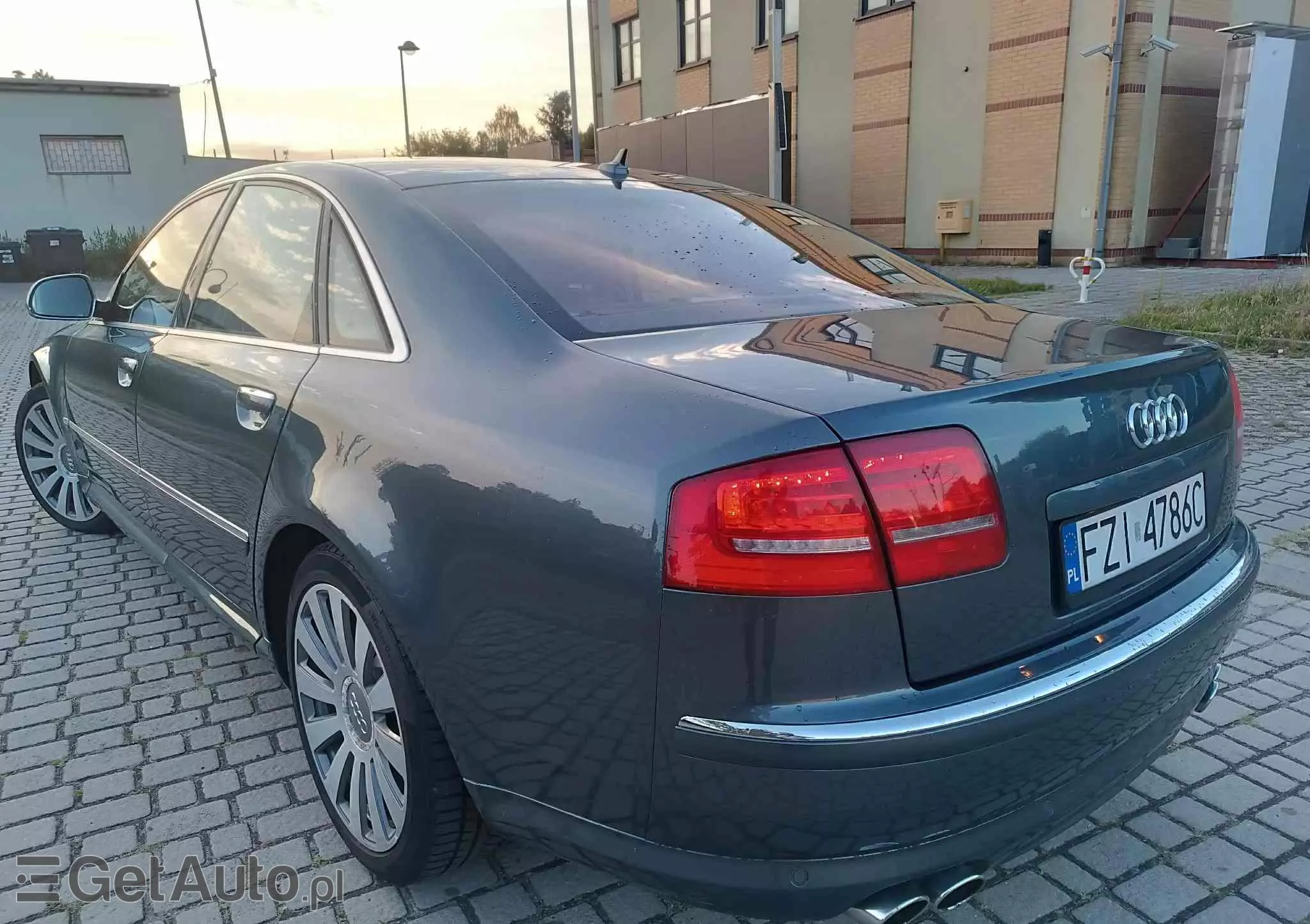 AUDI S8 