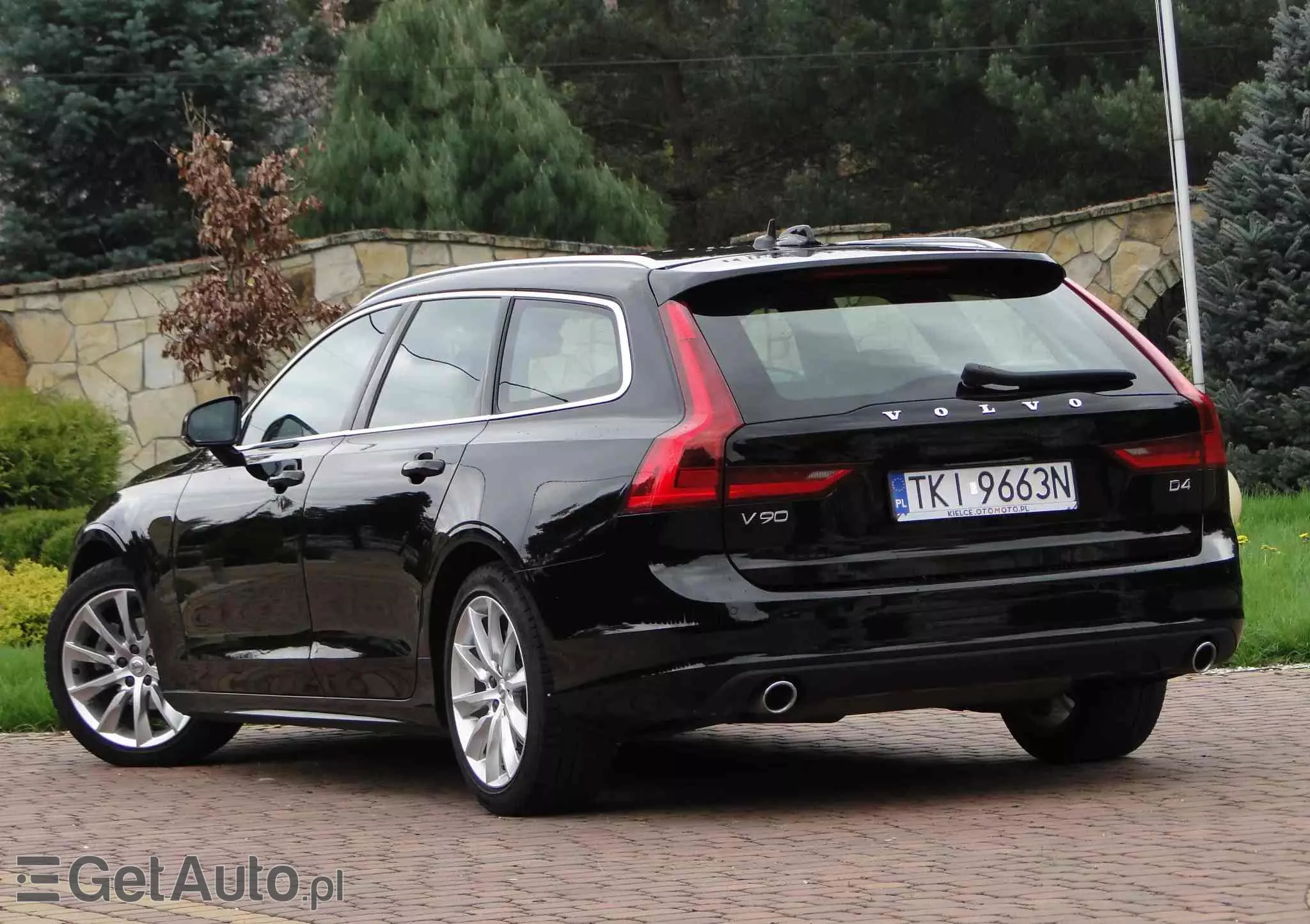 VOLVO V90 D4 Momentum Pro