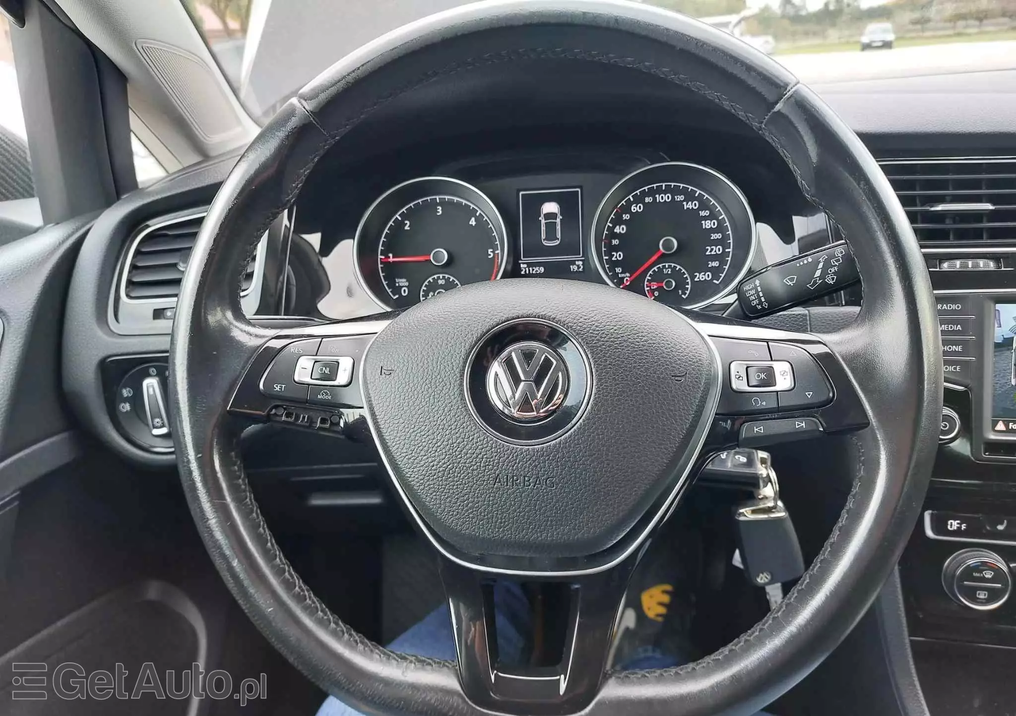 VOLKSWAGEN Golf 