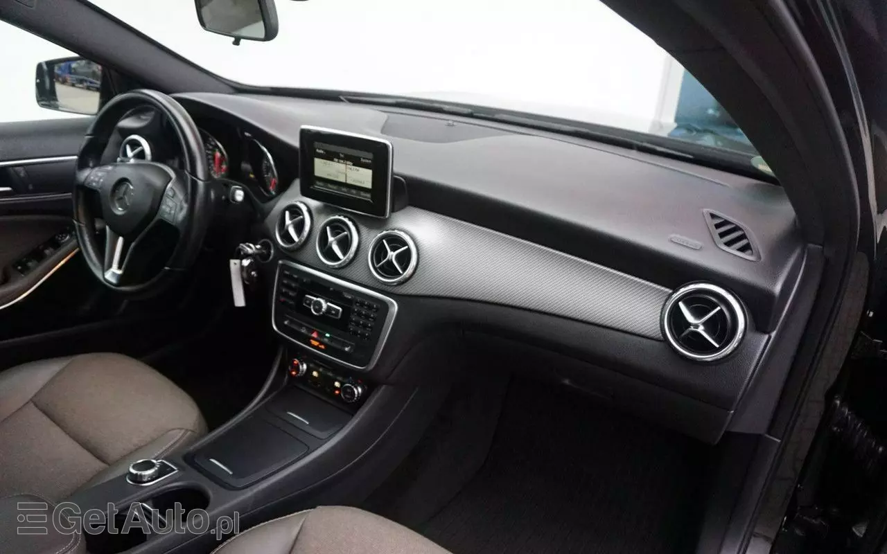 MERCEDES-BENZ GLA 200 7G-DCT Style