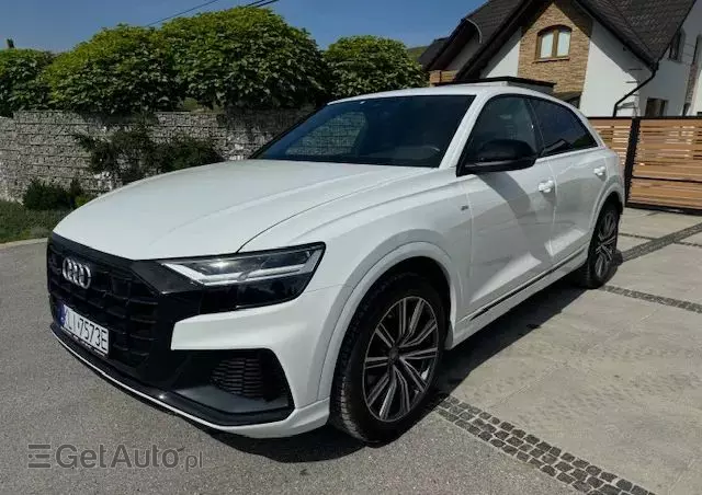 AUDI Q8 