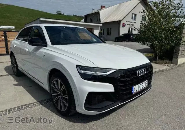 AUDI Q8 