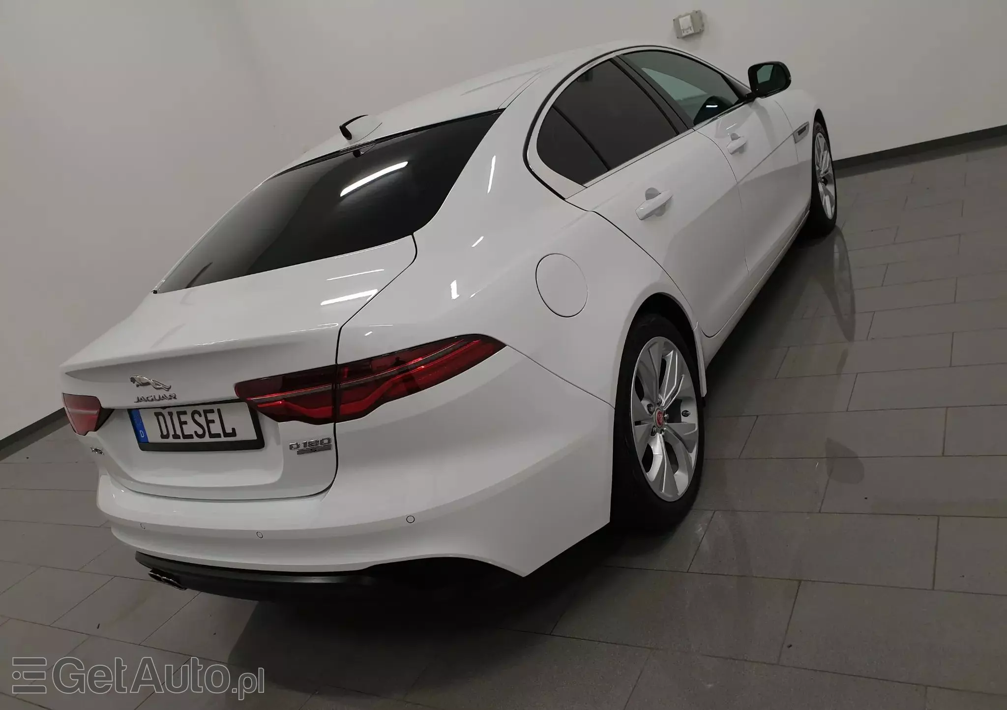 JAGUAR XE 2.0 D180 SE