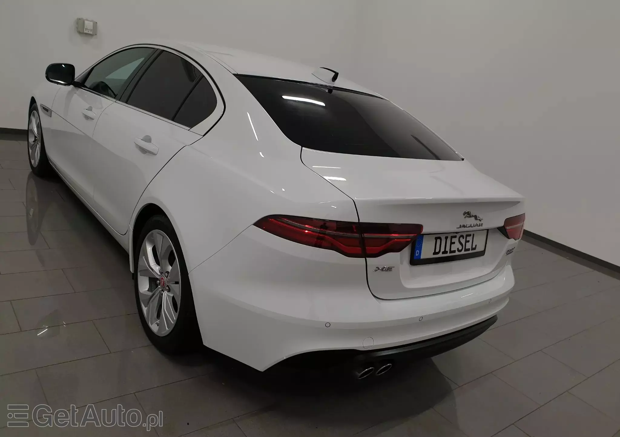 JAGUAR XE 2.0 D180 SE