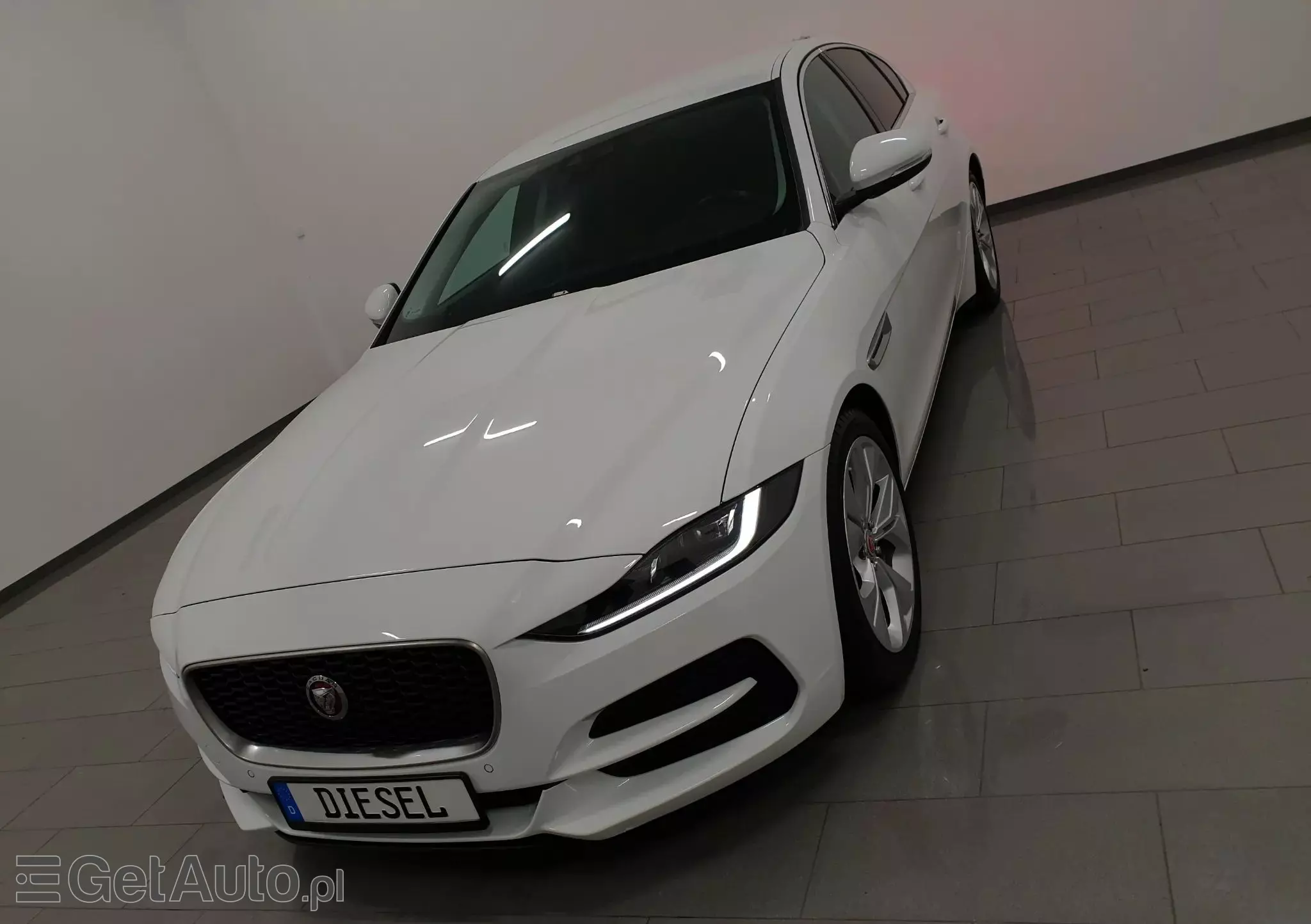 JAGUAR XE 2.0 D180 SE