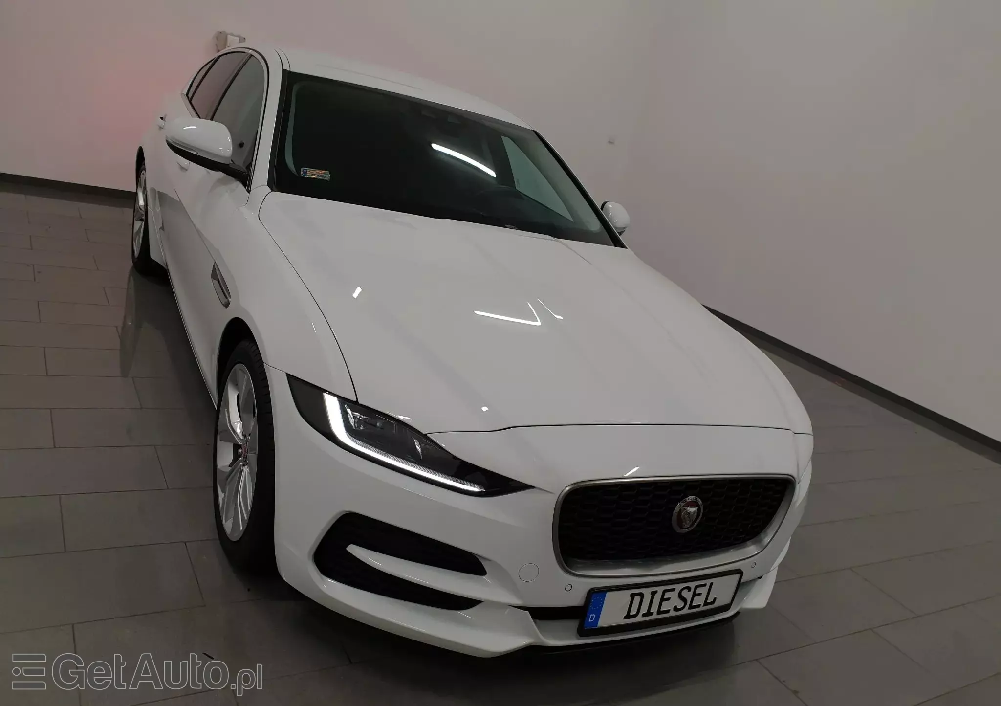 JAGUAR XE 2.0 D180 SE