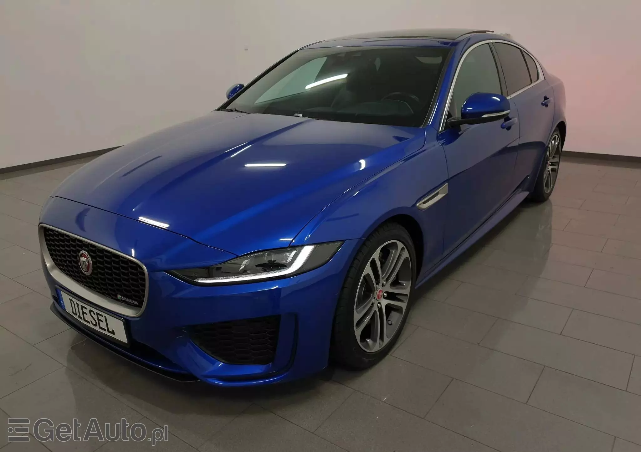 JAGUAR XE 2.0 D180 R-Dynamic SE