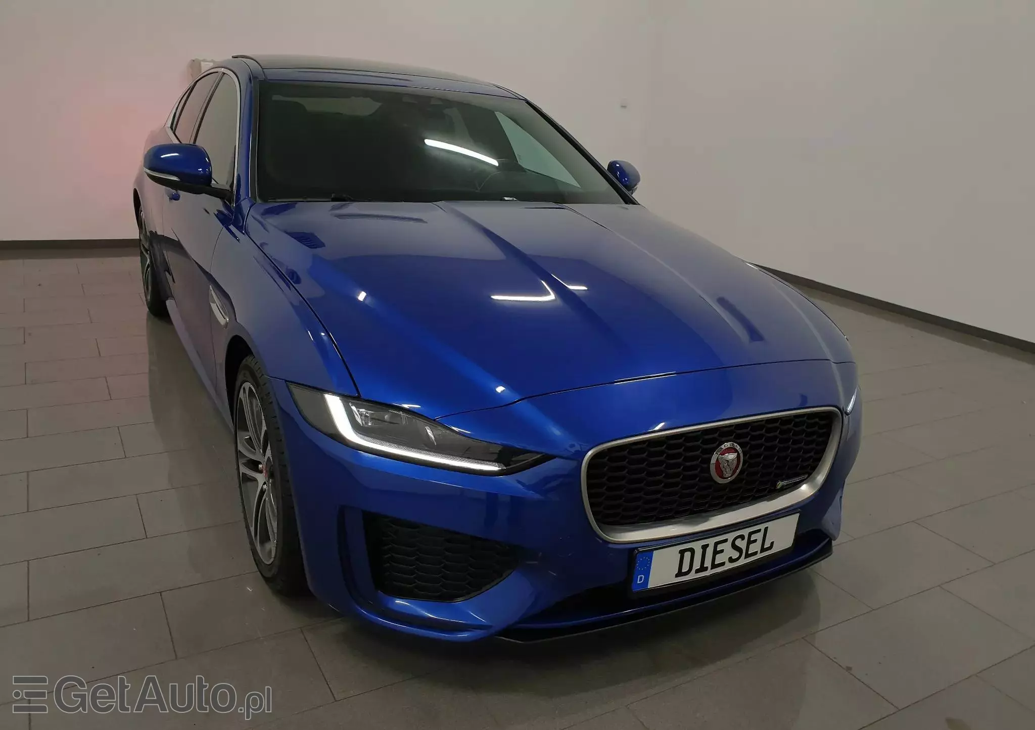 JAGUAR XE 2.0 D180 R-Dynamic SE