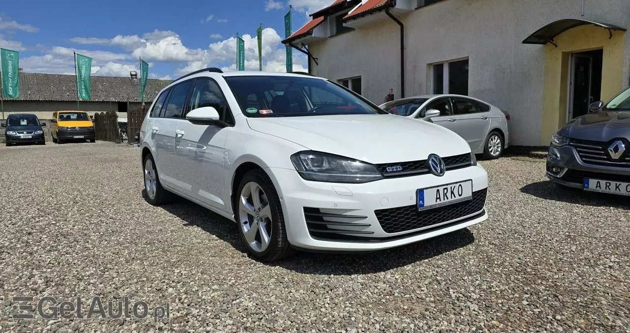 VOLKSWAGEN Golf 