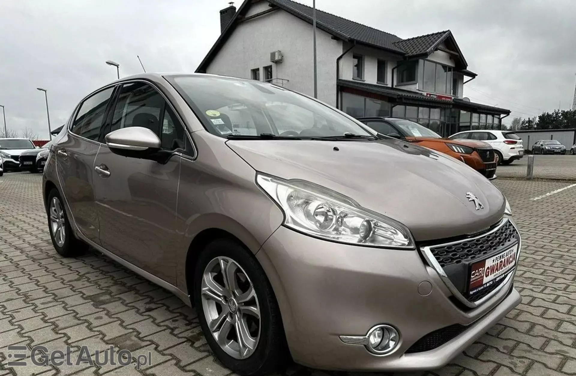 PEUGEOT 208 