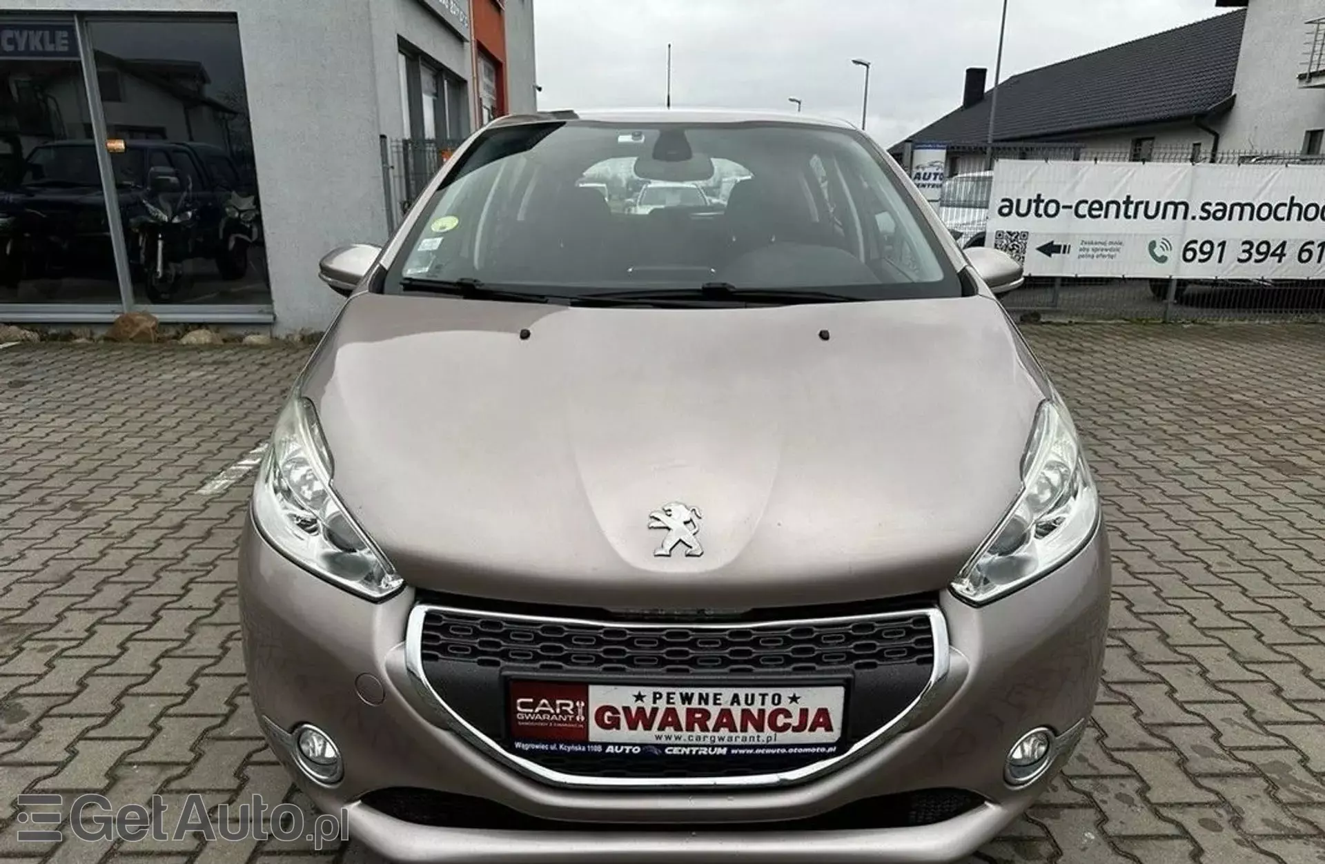 PEUGEOT 208 