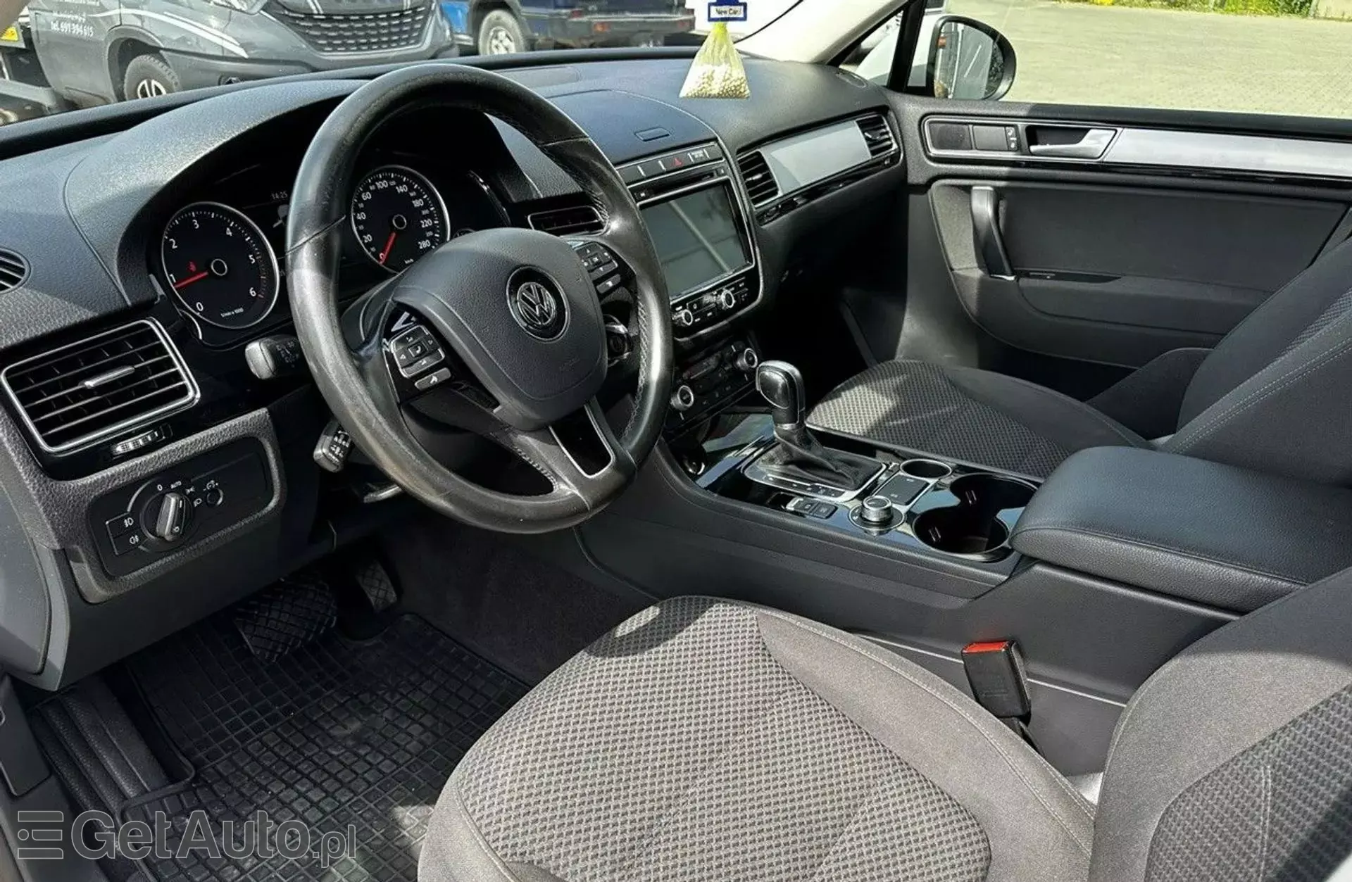 VOLKSWAGEN Touareg 