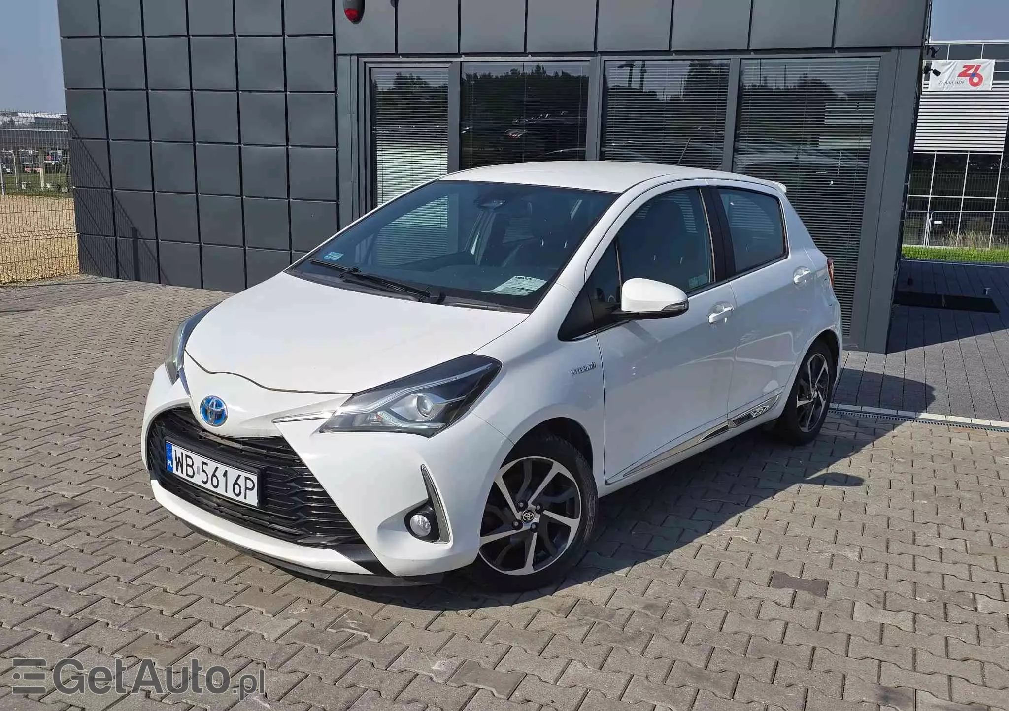 TOYOTA Yaris Hybrid 100 Dynamic