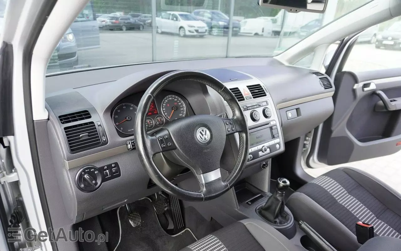 VOLKSWAGEN Touran 