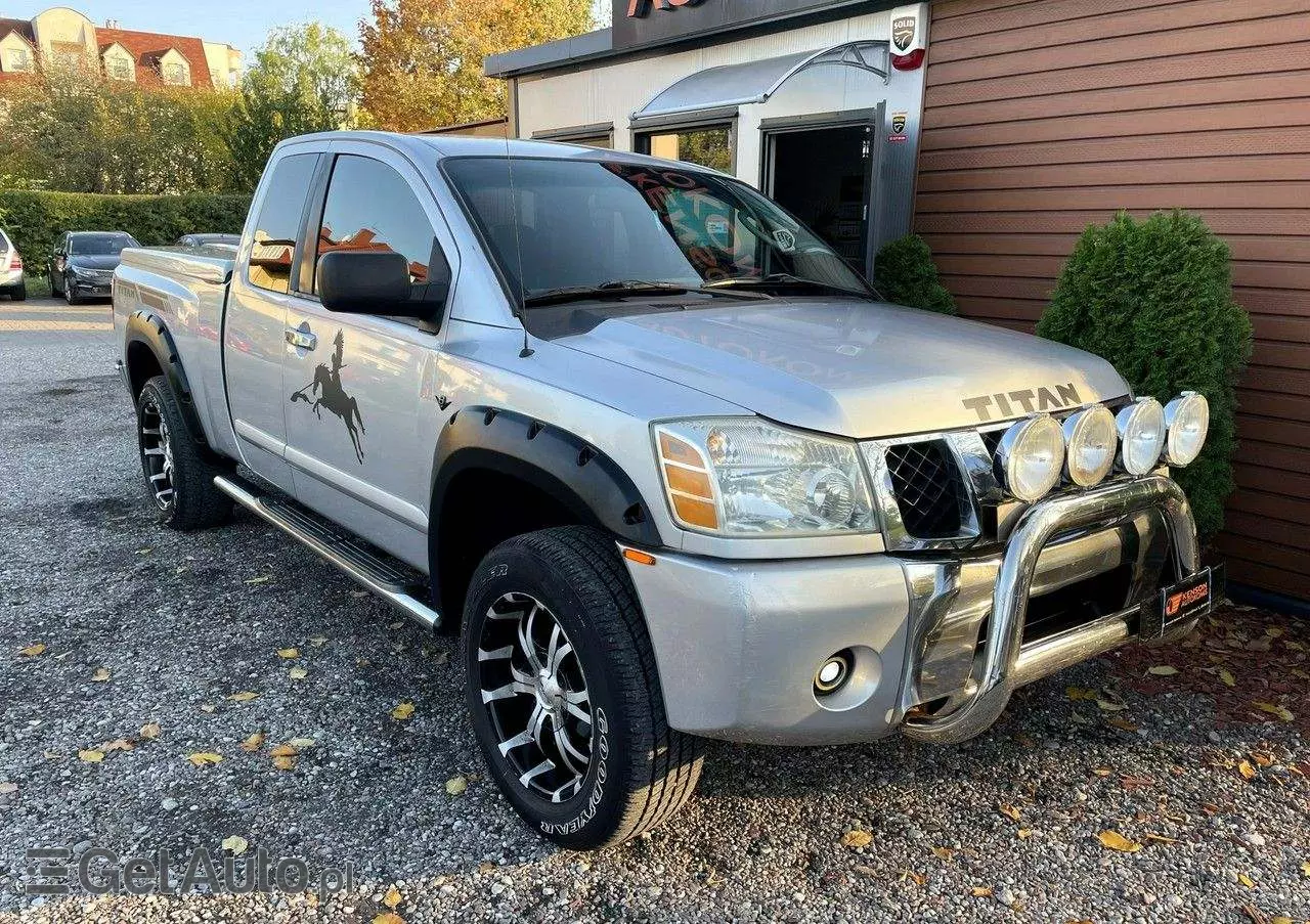 NISSAN Titan 