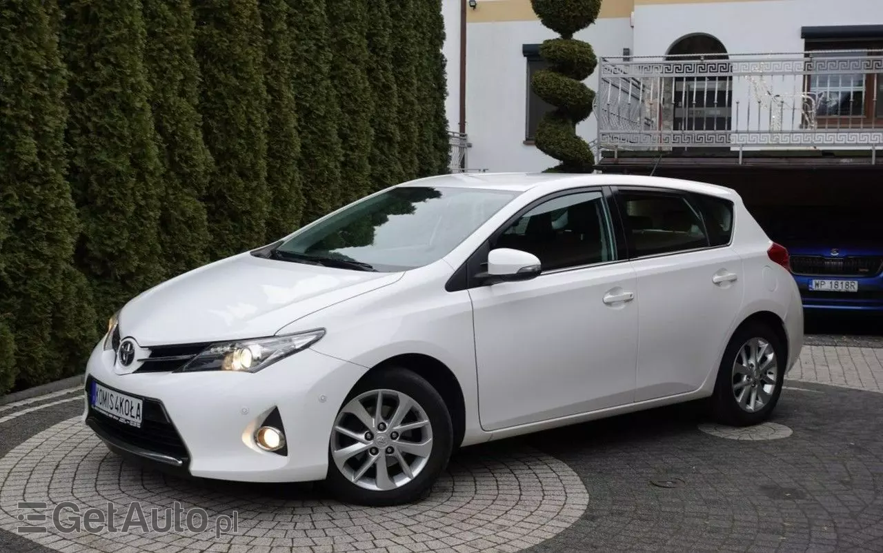 TOYOTA Auris 