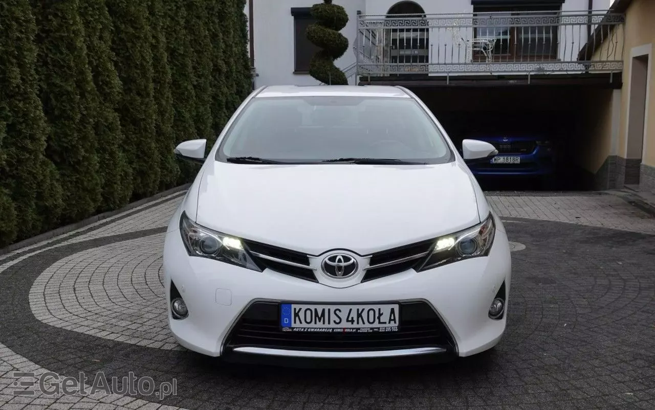 TOYOTA Auris 