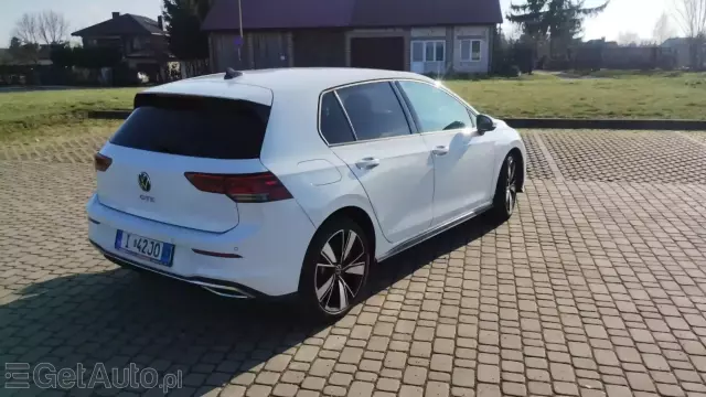 VOLKSWAGEN Golf R-Line DSG