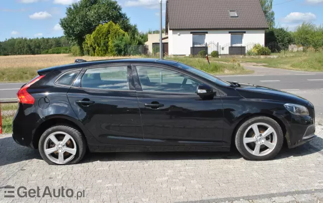 VOLVO V40 Dynamic Edition 