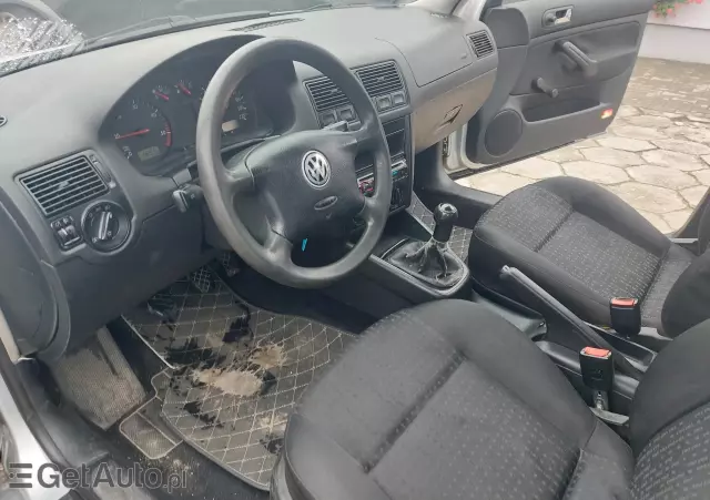 VOLKSWAGEN Golf Basis