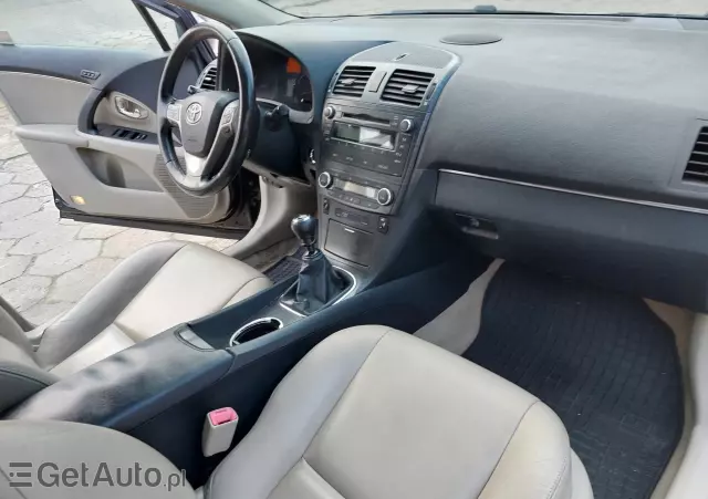 TOYOTA Avensis Premium